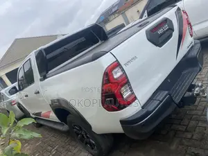 Toyota Hilux 2022 White