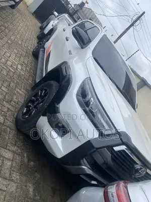 Toyota Hilux 2022 White