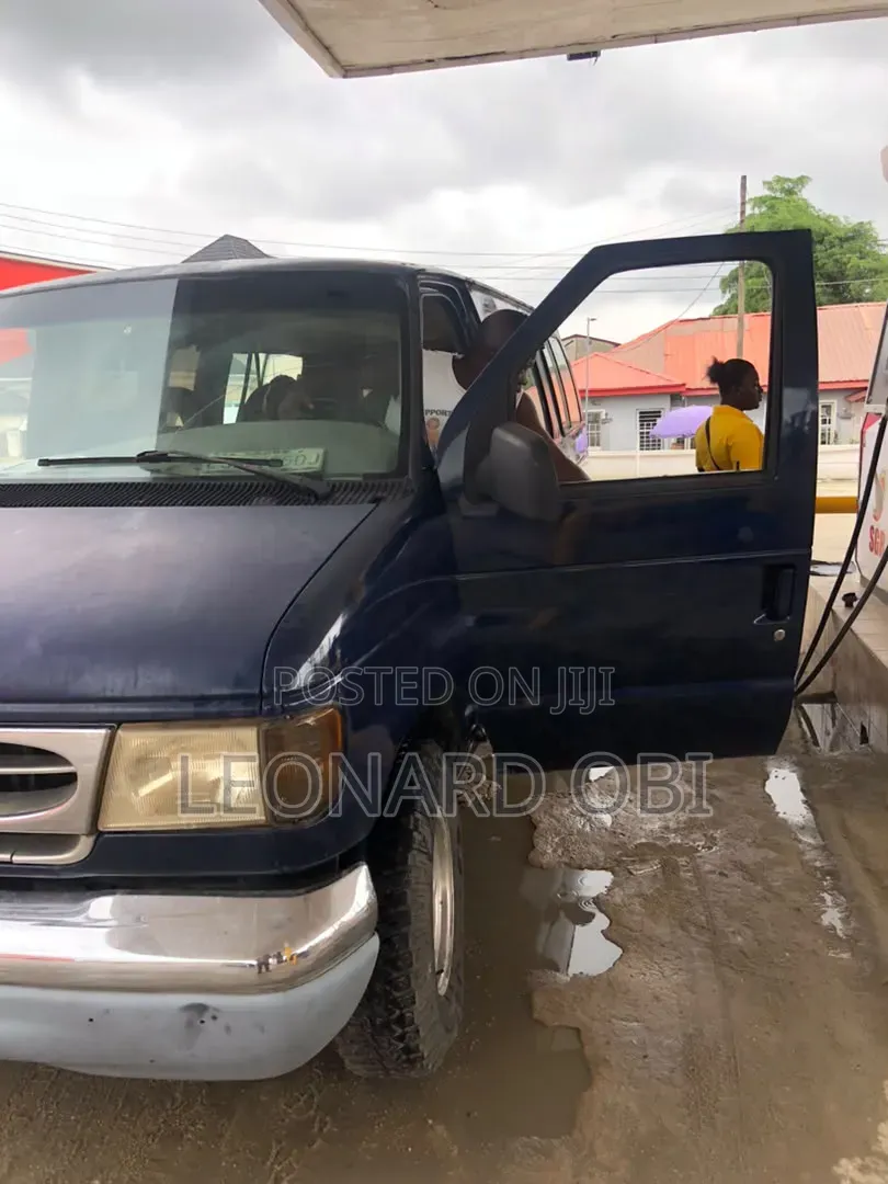 Ford Econoline 2001 Blue