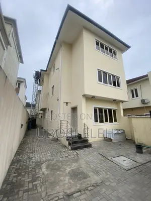 5bdrm Duplex in Pinewood Estate, Idado for sale
