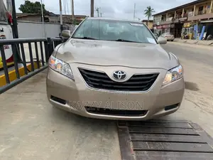 Toyota Camry XLE V6 4dr Sedan (3.5L 6cyl 6AM) 2009 Gold