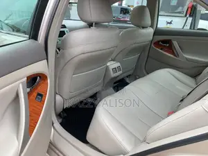 Toyota Camry XLE V6 4dr Sedan (3.5L 6cyl 6AM) 2009 Gold