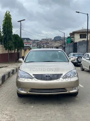 Toyota Camry XLE 4dr Sedan (2.4L 4cyl 5A) 2005 Gold