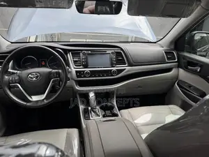 Toyota Highlander XLE 2019 Blue