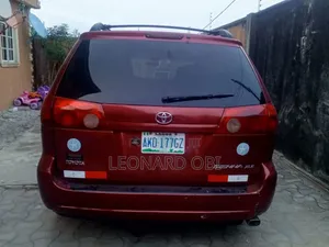 Toyota Sienna 2009 Red