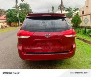 Toyota Sienna 2011 Red