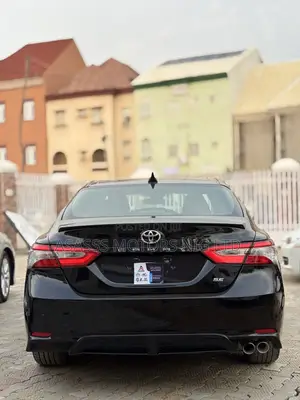 Toyota Camry SE FWD (2.5L 4cyl 8AM) 2018 Black