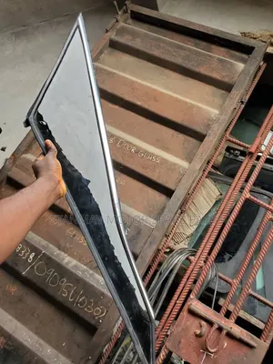 2018 Rx350L Right Vent Glass With Chrome