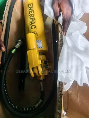 ENERPAC P-801 Hydraulic Hand Pump – 10,000 PSI / 700 Bar