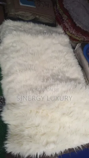 3x5fts White Flur Rug Available