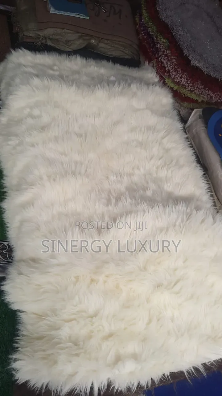 3x5fts White Flur Rug Available