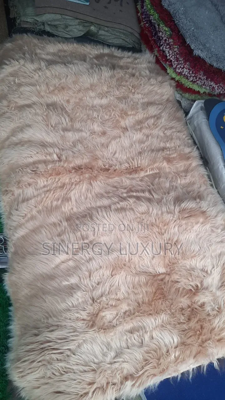 3x5fts White Flur Rug Available