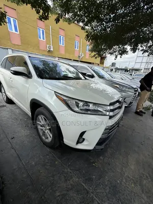 Toyota Highlander XLE 4x2 V6 (3.5L 6cyl 8A) 2018 White