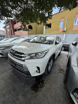 Toyota Highlander XLE 4x2 V6 (3.5L 6cyl 8A) 2018 White
