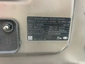 Land Rover Defender SE 2023 Gold