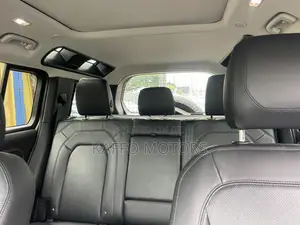 Land Rover Defender SE 2023 Gold