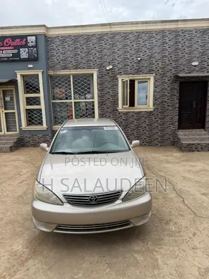 Toyota Camry 2005 Gold