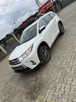 Toyota Highlander XLE 4x4 V6 (3.5L 6cyl 8A) 2018 White
