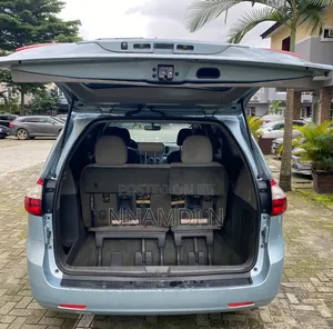 Toyota Sienna LE 7 Passenger (3.5L 6cyl 6A) 2016 Blue