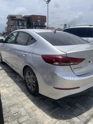 Hyundai Elantra SE Sedan FWD (2.0L 4cyl 6M) 2017 Silver