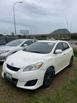 Toyota Matrix Hatchback FWD (1.8L 4cyl 5M) 2009 White