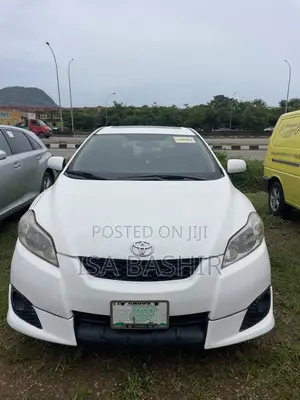 Toyota Matrix Hatchback FWD (1.8L 4cyl 5M) 2009 White