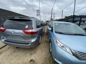 Toyota Sienna XLE Premium 8-Passenger 4dr Minivan (3.5L 6cyl 6A) 2015