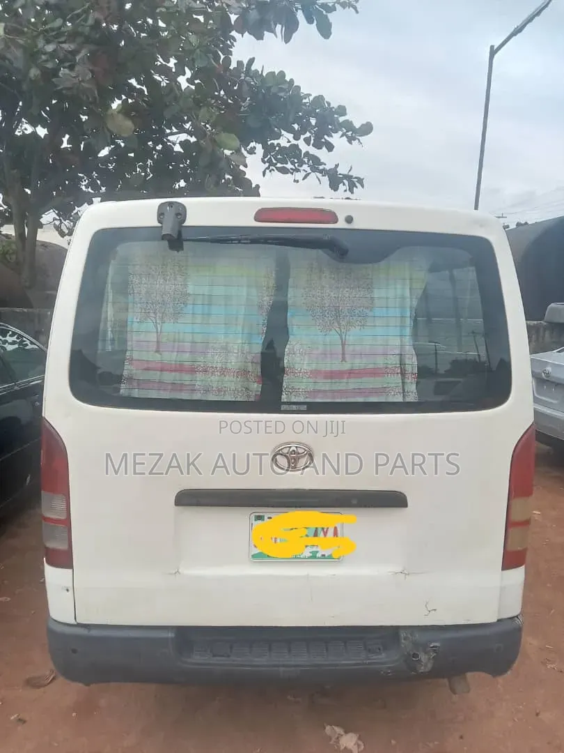 Toyota HiAce 2010 White