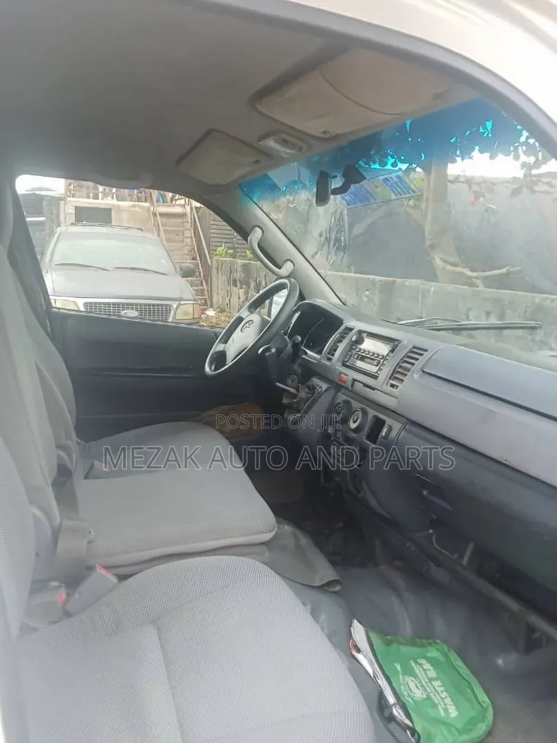 Toyota HiAce 2010 White