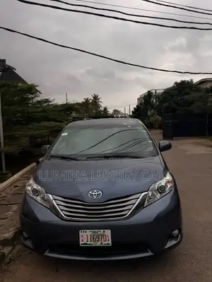 Toyota Sienna XLE Premium 8 Passenger (3.5L 6cyl 8A) 2017 Blue