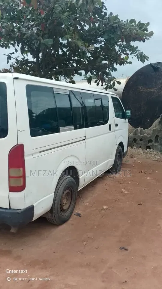Toyota HiAce 2010 White