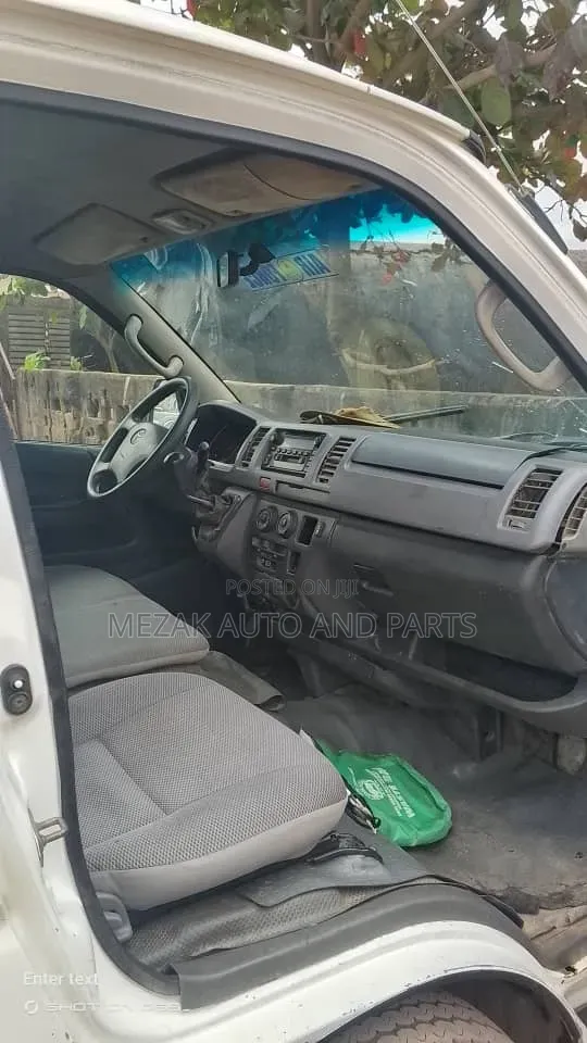 Toyota HiAce 2010 White