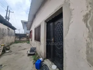 8bdrm Bungalow in Oworonshoki / Gbagada for sale