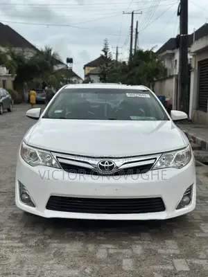 Toyota Camry XLE 4dr Sedan (2.5L 4cyl 6A) 2013 White