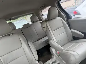 Toyota Sienna XLE 7 Passenger Auto Access Seat (3.5L 6cyl 6A) 2016