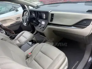 Toyota Sienna XLE 7 Passenger Auto Access Seat (3.5L 6cyl 6A) 2016