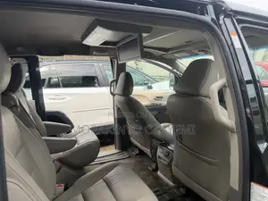 Toyota Sienna XLE 7 Passenger Auto Access Seat (3.5L 6cyl 6A) 2016