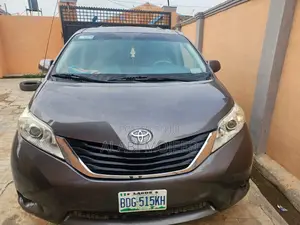 Toyota Sienna XLE AWD 7-Passenger 2013 Gray