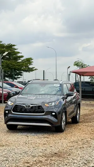 Toyota Highlander Platinum FWD 2023 Gray