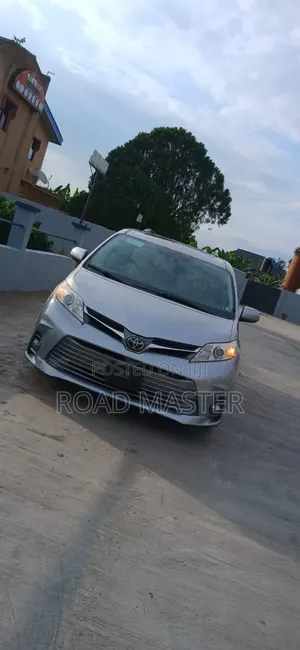 Toyota Sienna 2018 Silver