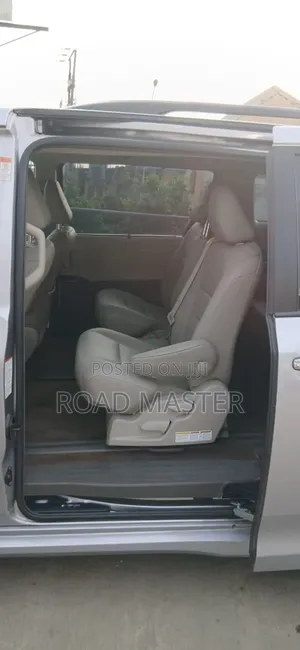Toyota Sienna 2018 Silver