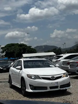 Toyota Camry SE 4dr Sedan (2.5L 4cyl 6A) 2013 White