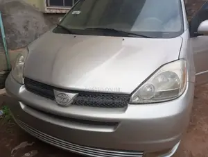 Toyota Sienna XLE FWD (3.3L V6 5A) 2004 Gold