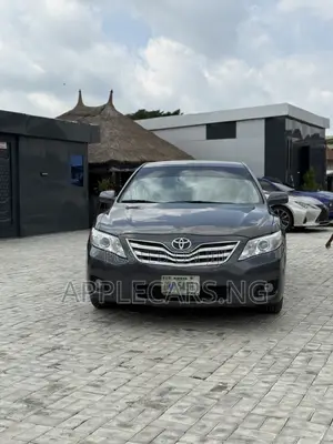 Toyota Camry Base 4dr Sedan (2.5L 4cyl 6M) 2011 Gray