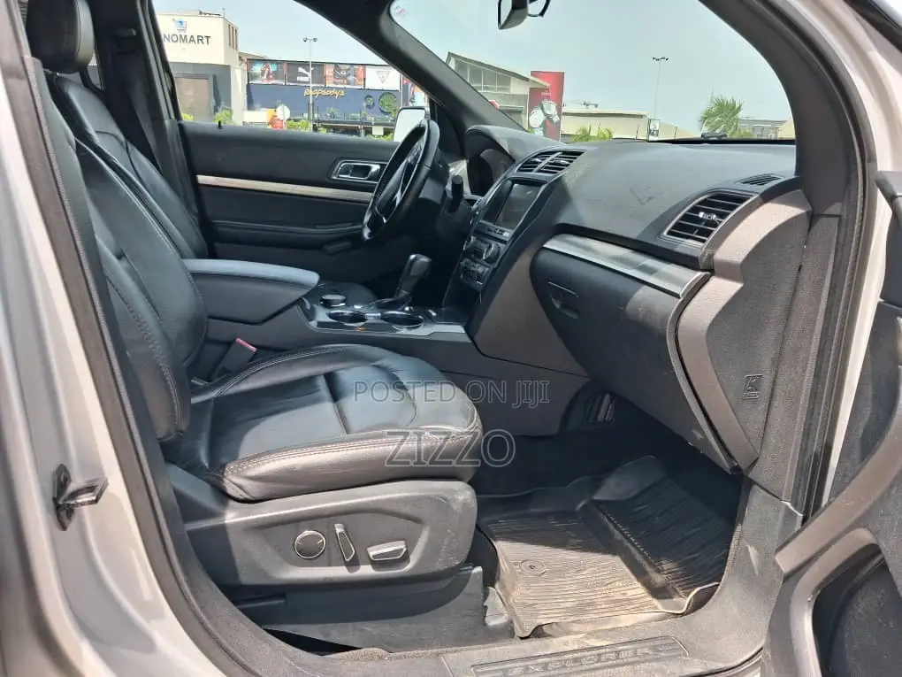 Ford Explorer 2018 Silver