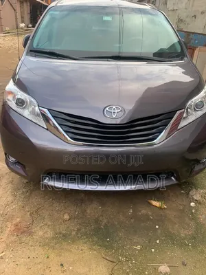 Toyota Sienna 2013 Brown