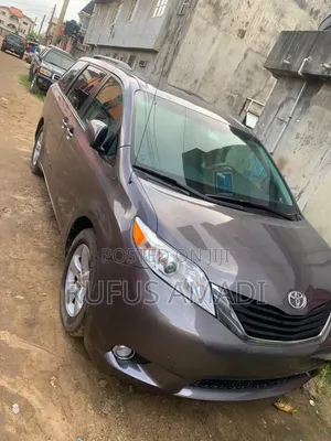 Toyota Sienna 2013 Brown