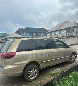 Toyota Sienna 2004 Gold
