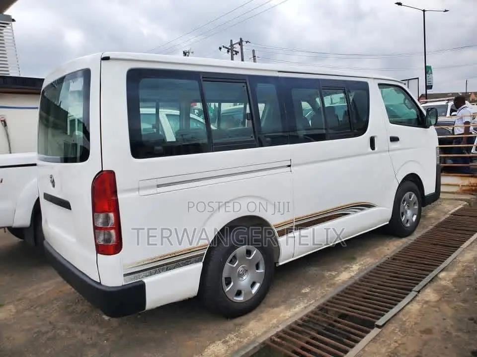 Toyota HiAce 2002 White