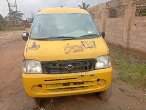 Bus 2006 Yellow